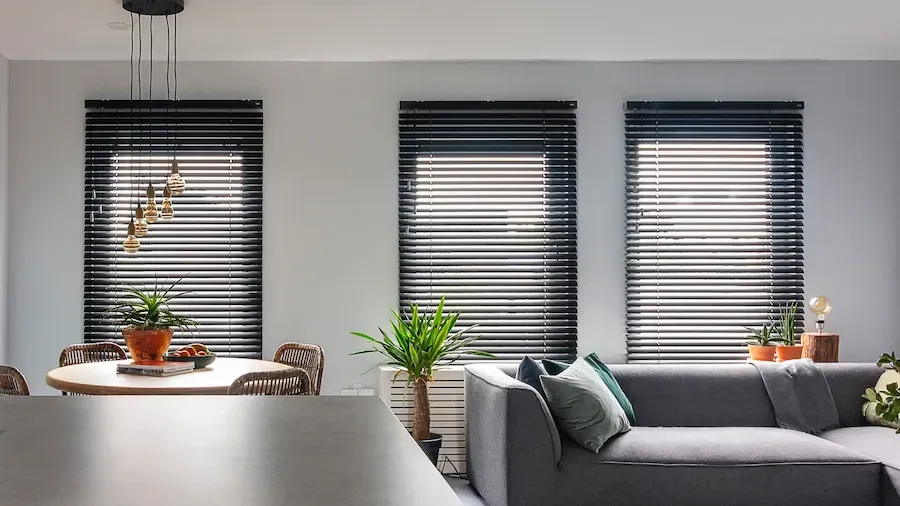 Aluminium jaloezie in woonkamer